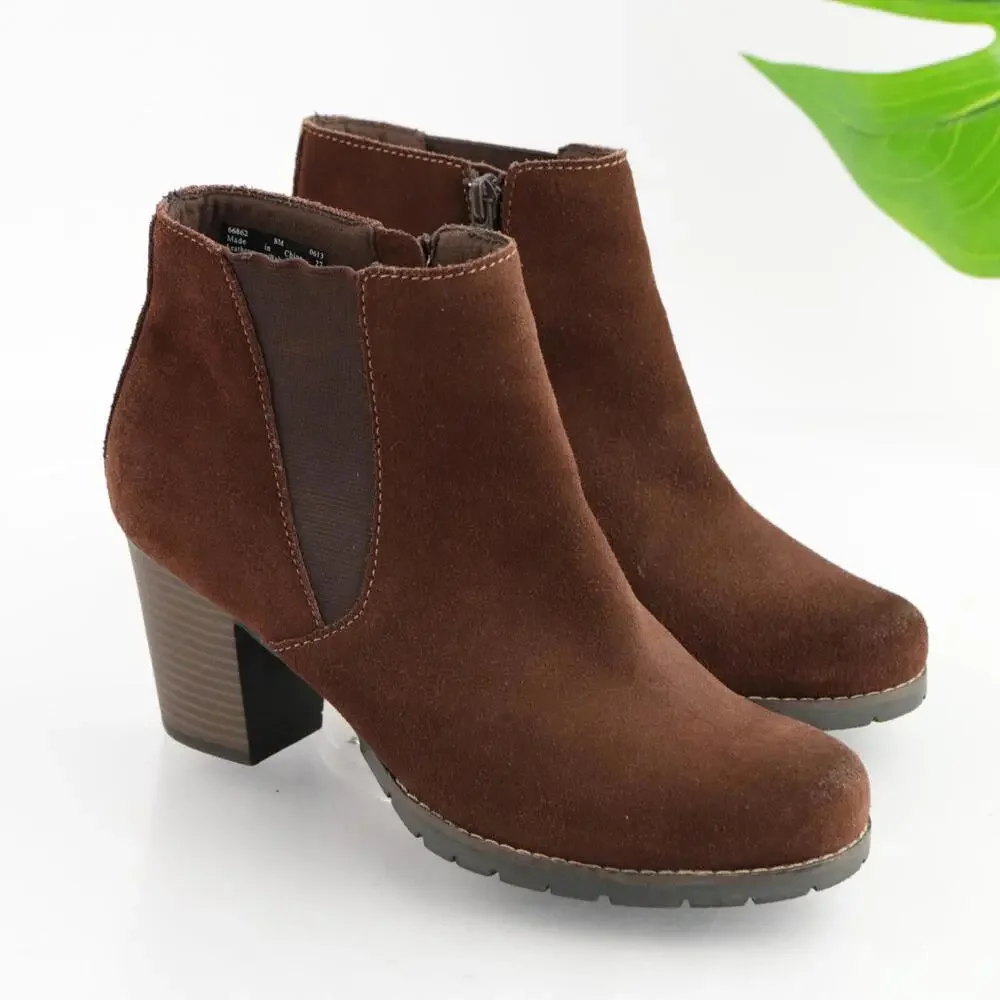 Clarks women pause